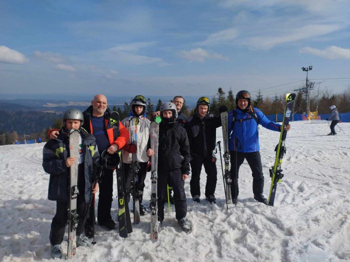Wychowankowie z OOW w Szubinie z opiekunami na stoku narciarskim